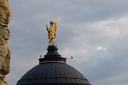 75 Zoom sulla statua di S. Alessandro sulla cupola del Duomo